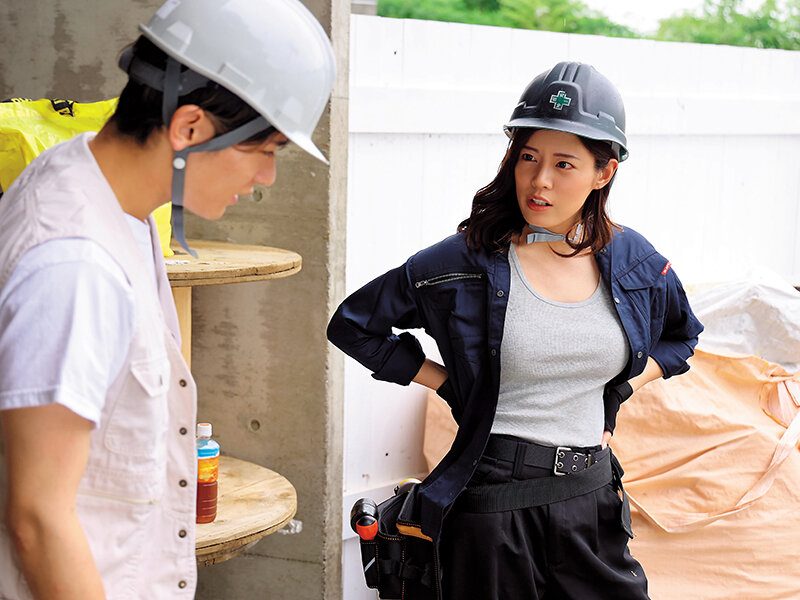 DVAJ-633 Kẹt trong xe với sếp nữ giữa cơn mưa bão